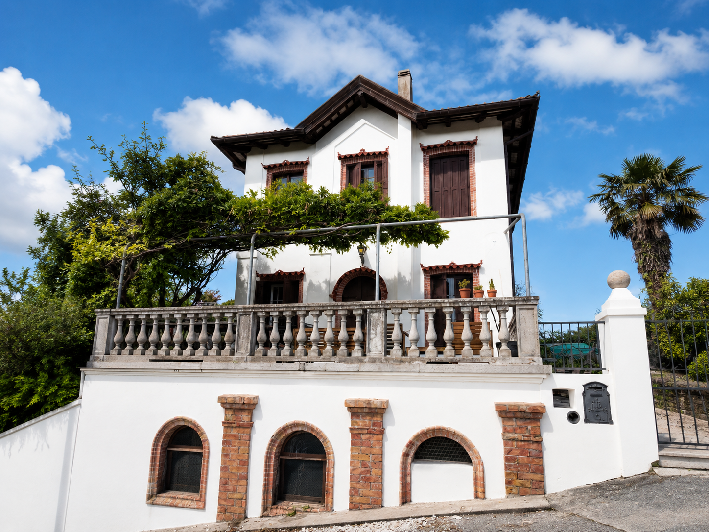 Frisch gestrichene Villa-Fassade